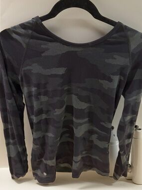 ATHLETA Long-Sleeve Camo Print Top — Black/Grey